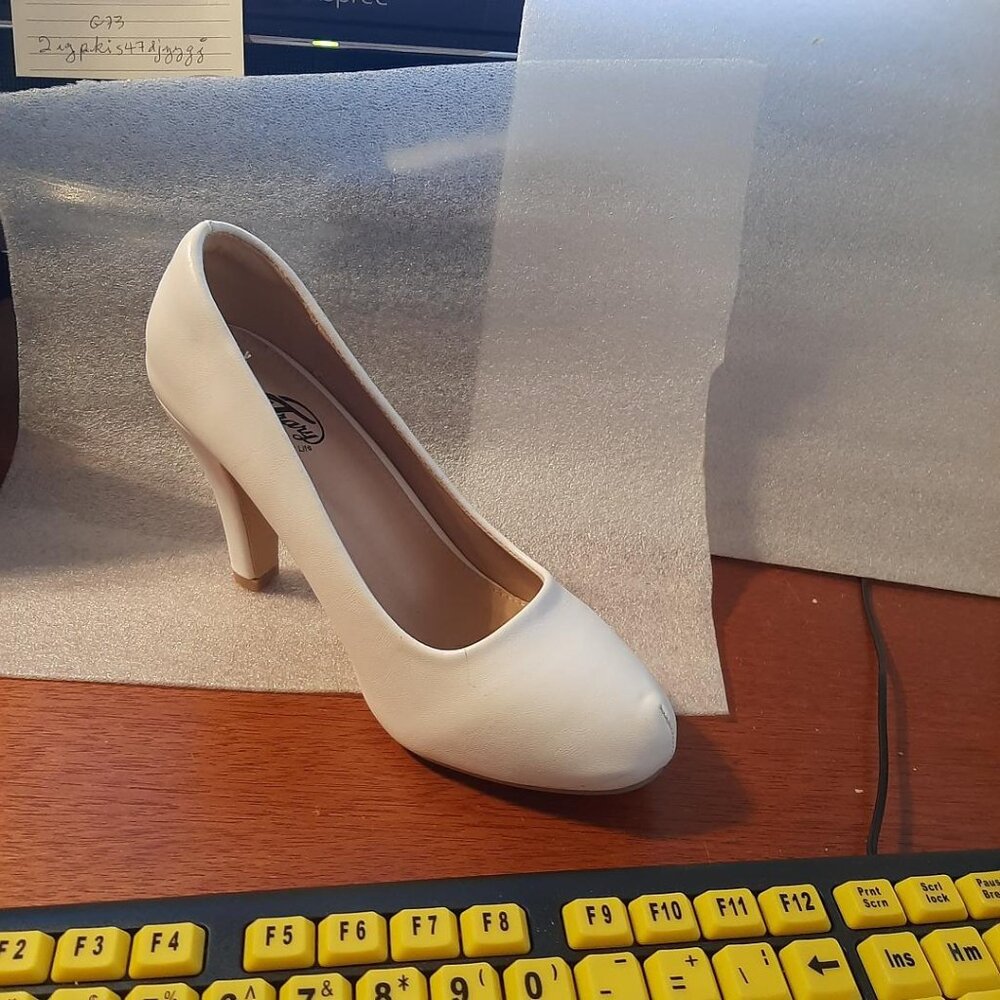 NEW ! Trary Round Toe Pump White Size 7